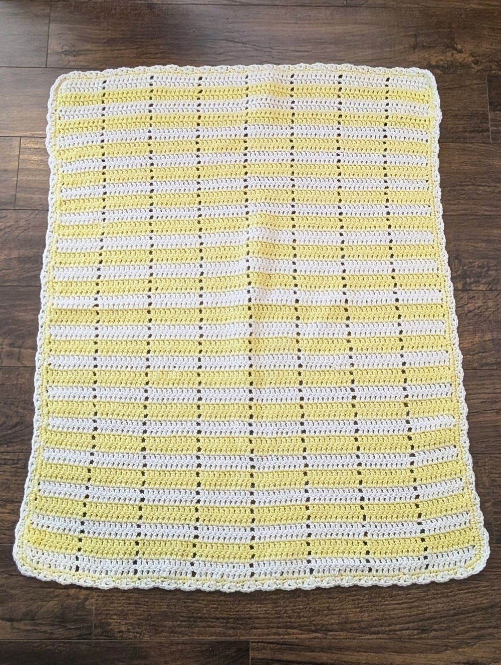 EUC Handmade 38"x30" Crocheted White and Yellow Baby Blanket with Scalloped Trim